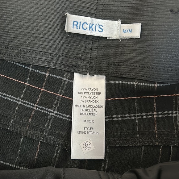 Ricki’s Plaid Stretch Capris NWOT - Picture 4 of 7